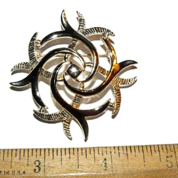 Gold Tone Sarah Coventry Abstract Brooch - Picture 2 of 3